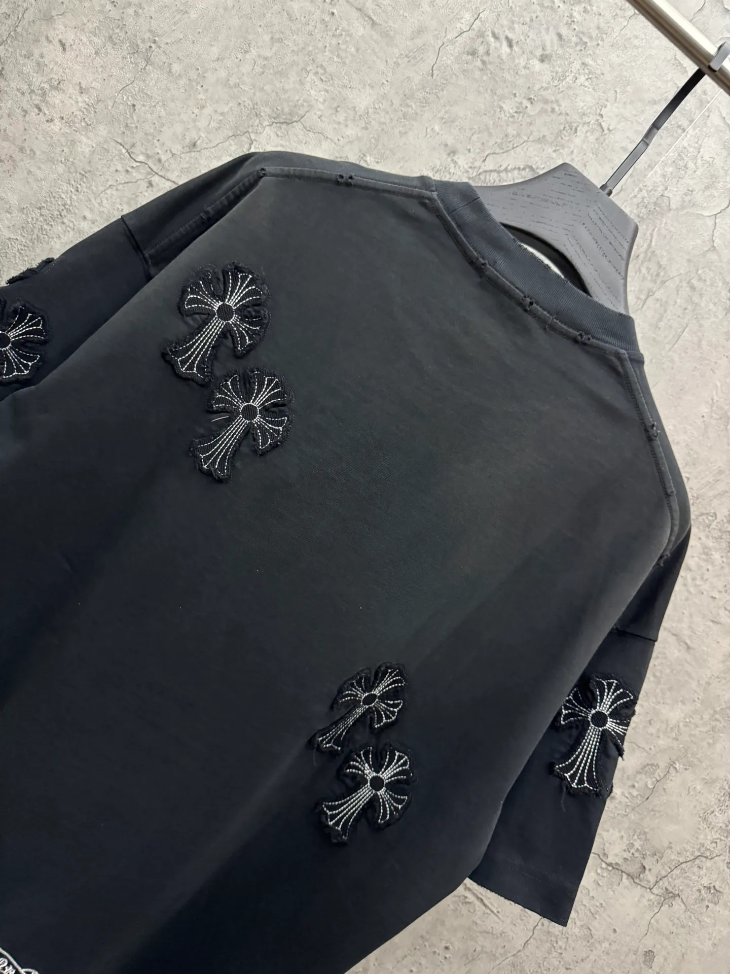 P240 top version, real shot without P, ​​different from market currency) 𝗖𝗵𝗿𝗼𝗺𝗲 𝗛𝗲𝗮𝗿𝘁𝘀/Croxin 2026 spring new original single counter American washed patch embroidered couple short sleeves 👑The highest version! Customized fabric 320 grams, washed and fried, a hot-selling model at the counter, very comfortable to wear. Accessories: original molded and authenticated collar label➕100% silk wash label. Genuine purchase-grade original hangtag➕matching hanging rope➕3D hanging beads➕original packaging bag. Craftsmanship: The original version has consistent wiring! The highest version of the armhole matching technique! Color: Black White Size: S M L XL Style No.: 5206